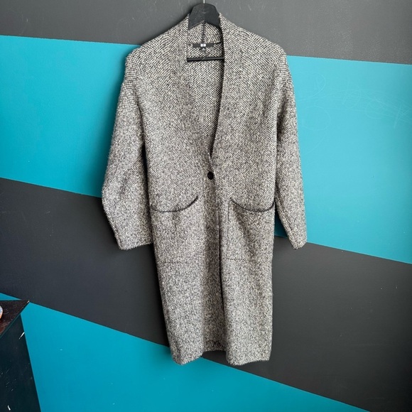 Uniqlo Gray Cardigan Sweater with Minimalist Design - Picture 2 of 10
